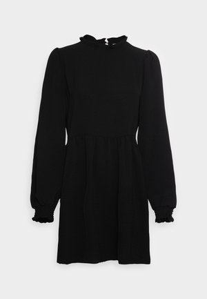 Schwarzes Langarmkleid mit rüschigem Kragen, elastischen Bündchen und einer gerafften Taille. Hergestellt aus einem strukturierten Stoff mit glatter Oberfläche.