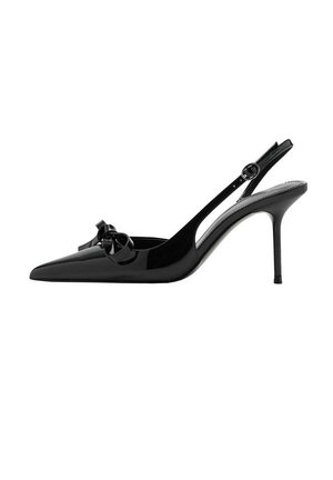 Décolleté slingback nere in pelle verniciata con punta affusolata, cinturino sottile e dettaglio fiocco sul davanti.