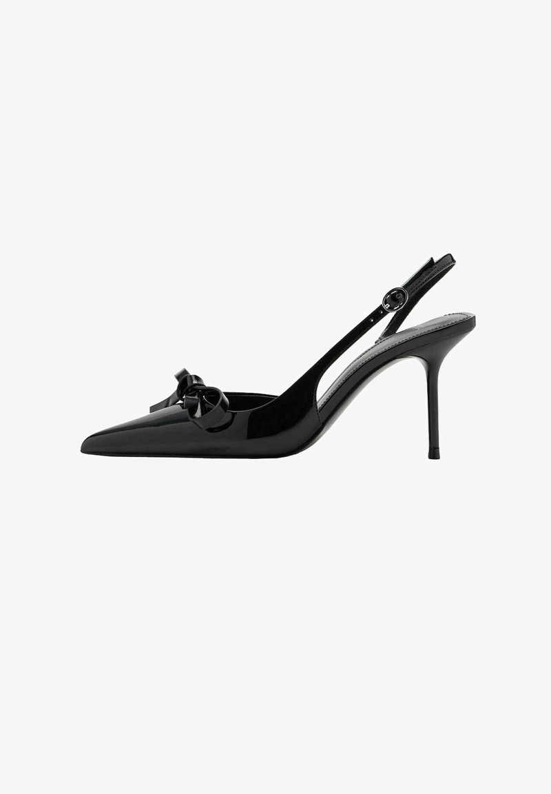 Escarpin slingback à talon haut en cuir verni noir à bout pointu avec une fine bride et un détail nœud à l’avant.