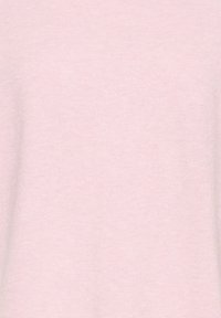 Svetlo roza pleten pulover z mehko teksturo in rebrastim vzorcem. Ima klasičen okrogli izrez in dolge rokave, zasnovan za priložnostno nošenje.