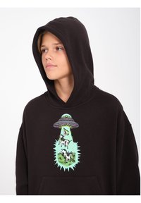 Zwarte hoodie van zacht materiaal met een centrale afbeelding van een UFO die koeien omhoogstraalt, met groene en blauwe accenten in het ontwerp.