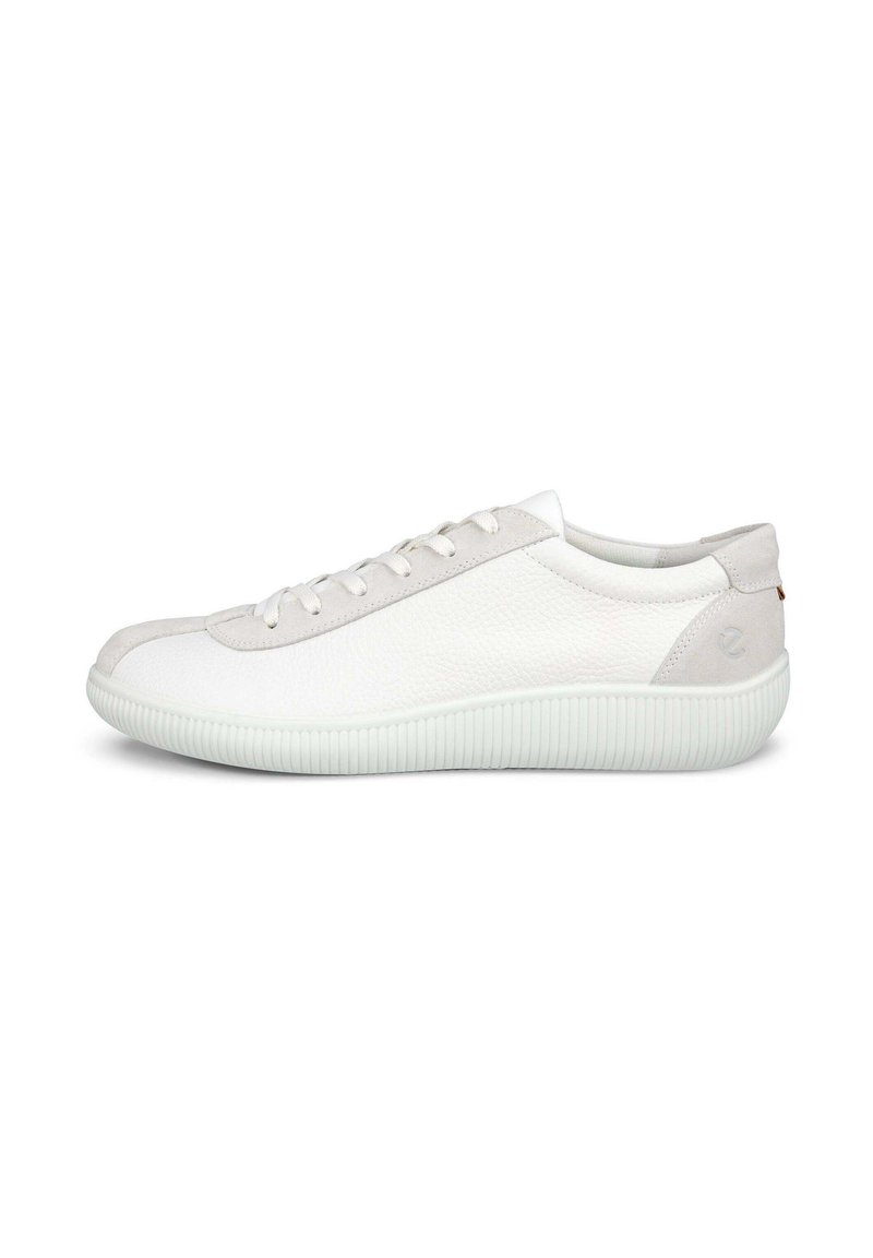 Basket blanche à lacets avec tige en cuir texturé, accents gris, bout arrondi et semelle en caoutchouc striée. Détail logo sur le côté visible.