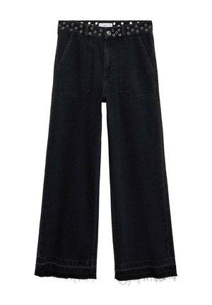 Sorte jeans med vide ben, forlommer foran, flossede kanter og et sort bælte med sølvøjer.