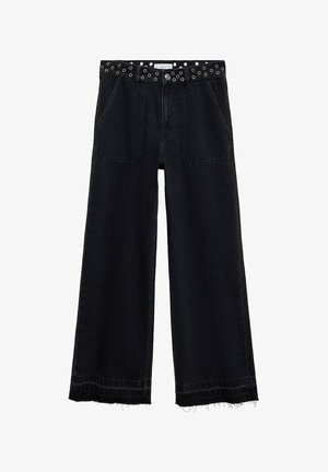 Sorte jeans med vide ben, forlommer foran, flossede kanter og et sort bælte med sølvøjer.