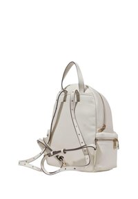 Zaino in ecopelle bianca dal design arrotondato, con spallacci regolabili, chiusura con zip e dettagli decorativi in borchie lungo le cinghie.
