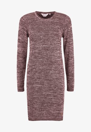 Langärmliges, kastanienrotes Strickkleid mit runder Halslinie, das ein strukturiertes Muster und ein kleines Logotag am Saum aufweist.