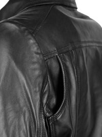 Schwarze Lederjacke mit glatter Textur, tailliertem Design, subtilen Nähten und einer Seitentasche in der Nähe der Schulter.