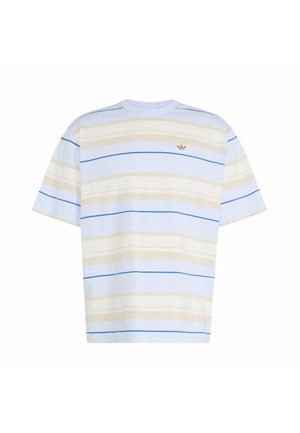 T-shirt manches courtes avec des rayures horizontales crème et bleues et petit logo Adidas marron sur la poitrine gauche.