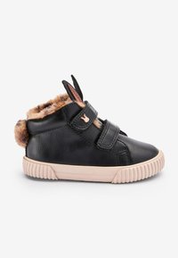 Schwarze synthetische Knöchelstiefel mit beigen Sohlen, Futter aus Fell und Hasenohren-Akzenten. Mit zwei verstellbaren Riemen für ein einfaches An- und Ausziehen versehen.