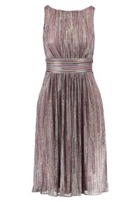 Robe plissée avec un corsage ajusté et une large taille. Confectionnée en tissu métallique avec des rayures verticales multicolores en rose et argent.