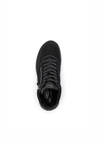 Zwarte sneaker met een zachte bovenkant van suède en mesh, voorzien van een vetersluiting aan de voorkant, een zijrits en een gestructureerde kraag. Minimalistisch ontwerp, zonder patronen.