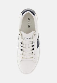 Weiße Sneaker mit navyblauen Akzenten, glattem Lederoberteil, Schnürdesign und Logo auf der Zunge, mit runder Zehenpartie und flacher Sohle.