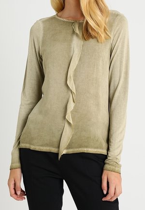 Maglia a maniche lunghe di un leggero verde oliva, realizzata in un materiale morbido, con un ruffle verticale sul davanti e un collo rotondo.