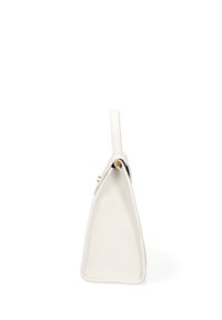 Borsa a spalla in pelle bianca con forma triangolare, dotata di una tracolla piatta e una superficie liscia. Design minimalista senza hardware visibile.