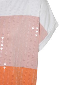 Strickoberteil mit weißen, pinken und orangen Farbk-blocken. Texturiertem Stoff mit Pailletten und einem subtilen Streifenmuster. Kurze Ärmel.
