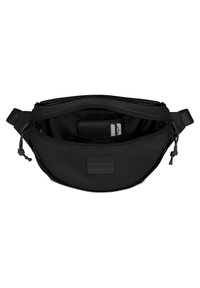 Svart midjeväska i slitstarkt material, med ett dragkedjehuvudfack som har synliga fickor för organisering och en logotypapplikation.