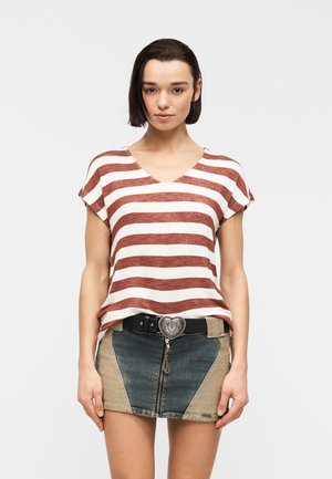 ONLLIRA LIFE V NECK - T-shirts print - spiced apple