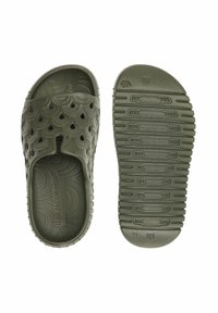 Sandales en caoutchouc vertes avec un design à bords festonnés sur le dessus et une semelle texturée pour une meilleure adhérence. Style ouvert à l'avant avec des trous de ventilation.