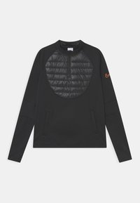 Svart långärmad topp med en quiltad svart panel på bröstet, halvdragkedja i nacken och sidfickor, med en orange Nike-logga på ärmen.