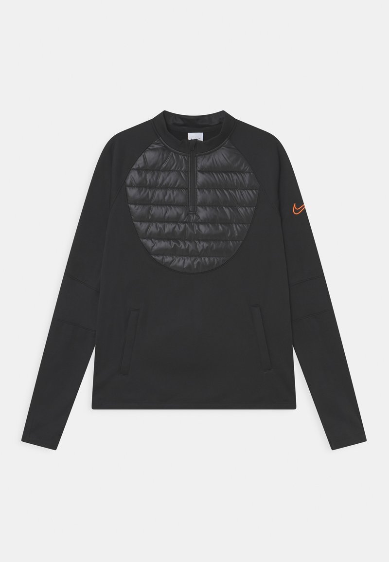 Černý dlouhý rukáv top s prošívanou černou panelem na hrudi, poloviční zip u krku a bočními kapsami, s oranžovým logem Nike na rukávu.