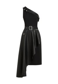 Μαύρο φόρεμα με ένα ώμο, που διαθέτει ψεύτικη δερμάτινη φούστα που κρέμεται ασύμμετρα, υφασμάτινη ζώνη με τετράγωνη πόρπη και μεταλλικά κουμπώματα.