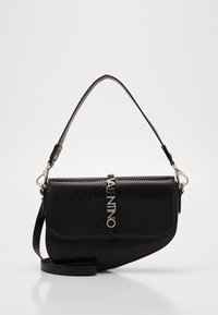 Borsa a tracolla in pelle nera con finitura testurizzata, dotata di logo del marchio in argento e tracolla regolabile, con chiusura a linguetta e forma angolata.