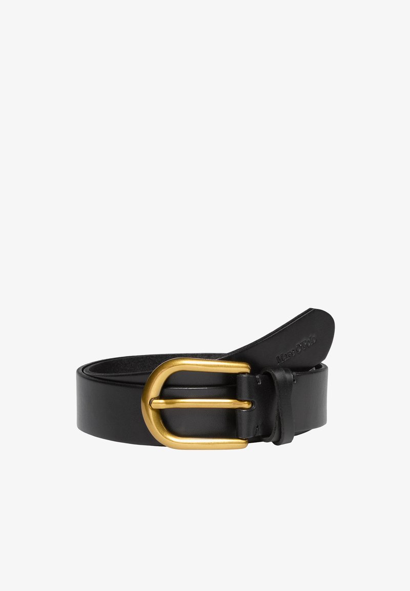 Ceinture en cuir noir roulée avec une boucle arrondie dorée et une boucle de ceinture cousue, embossée d'une marque discrète à l'extrémité.