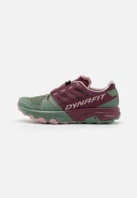 Chaussure de trail running verte et bordeaux avec un upper texturé, un système de laçage sécurisé, une semelle robuste et un capuchon de protection renforcé. Présente un logo sur le côté.