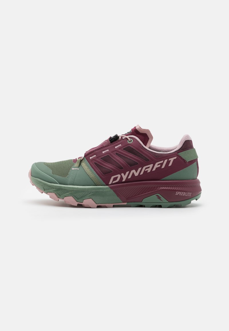 Chaussure de trail running verte et bordeaux avec un upper texturé, un système de laçage sécurisé, une semelle robuste et un capuchon de protection renforcé. Présente un logo sur le côté.