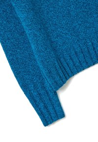 Gebreide trui in levendig blauw, met een gestructureerd patroon, geribde zoom en manchetten, en een losse pasvorm. De stof heeft een zachte en warme uitstraling.