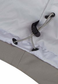 Grauer Stoff mit weißem Futter, ausgestattet mit einem schwarzen Kunststoffverschluss und grauem Kordelzug sowie schwarzen Ösen für einen sicheren Halt.