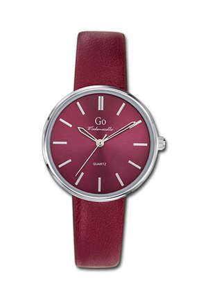 Montre ronde argentée avec cadran bordeaux et bracelet en cuir, index blancs, et trois aiguilles indiquant 10:13:36.