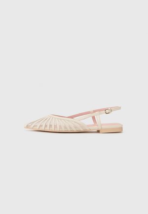 Beżowy płaski sandał typu slingback z plecionymi paskami na palcach, paskiem wokół kostki z małą złotą sprzączką oraz jasnoróżową wkładką.