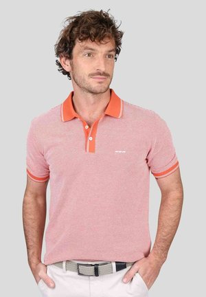 Polo rayé rouge et blanc avec un col et des accents de manche orange. Il présente une patte de boutonnage à deux boutons et un petit logo sur la poitrine.