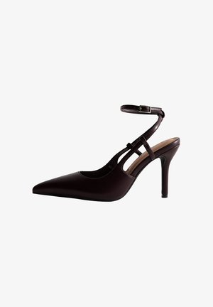 Bordeaux lakleren pump met spitse neus, enkelbandje en slanke 10 cm hoge stiletto hak; gladde afwerking en minimalistisch ontwerp.