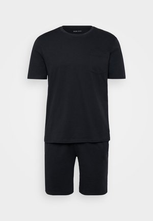 Czarna bawełniana koszulka z krótkim rękawem, okrągłym dekoltem i kieszonką na lewej piersi, zestawiona z pasującymi czarnymi szortami, oba w jednolitym kolorze.