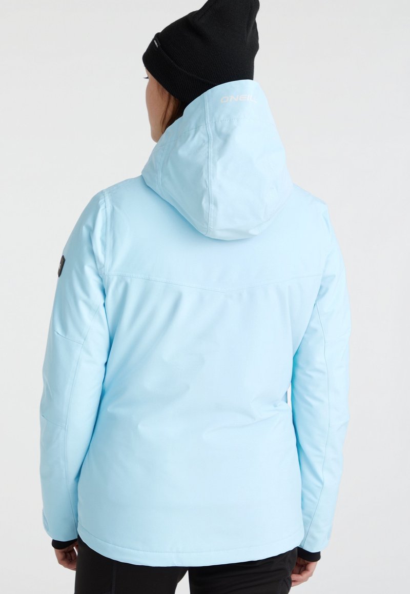 Giacca da sci blu chiaro con cappuccio, realizzata in materiale resistente all'acqua. Presenta un logo sulla parte posteriore e accenti neri a contrasto.