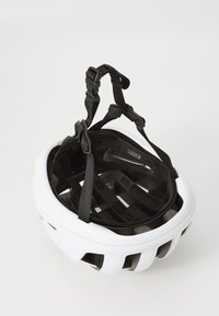Weißer Fahrradhelm mit schwarzem Innenfutter, ausgestattet mit verstellbaren schwarzen Riemen und Belüftungsöffnungen, glatte Außenseite und gepolstertem Futter.
