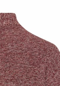 Strikpullover med høj hals, mørkerød farve og et struktureret vævemønster, der fremhæver varme og komfort.