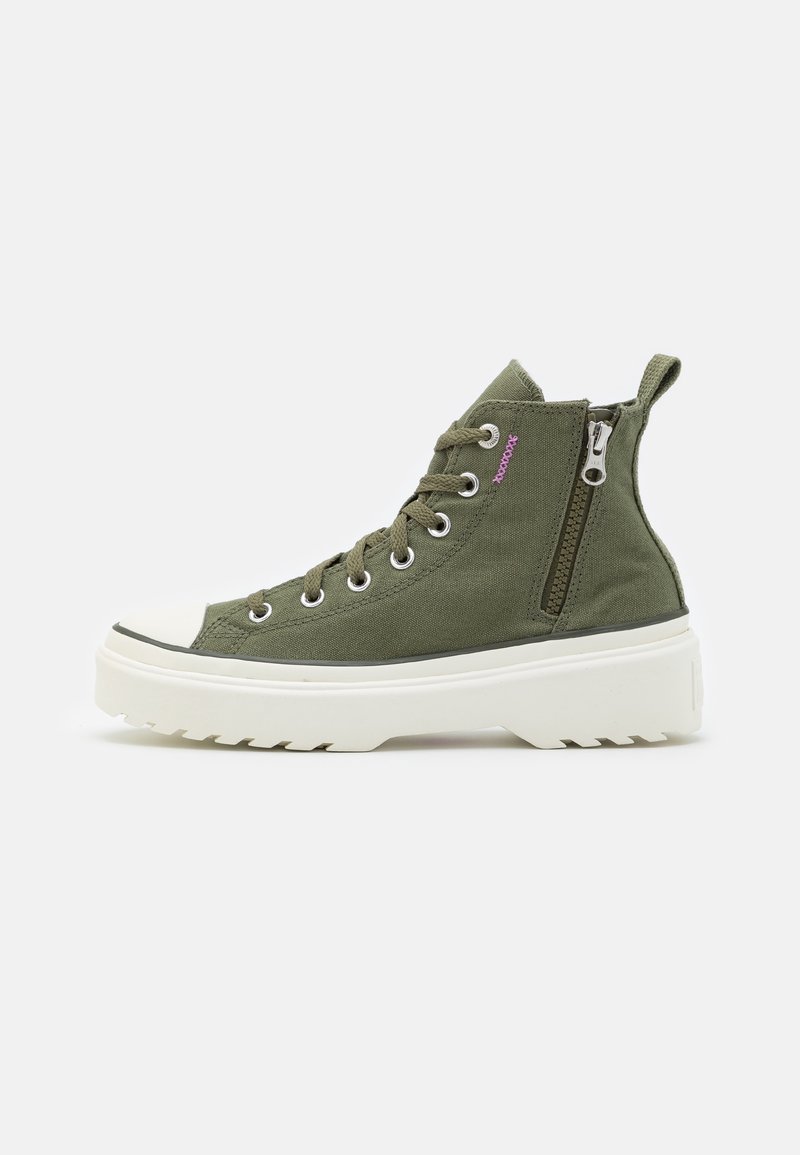 Zapatilla deportiva alta de color verde oliva con suela blanca gruesa, cordones, cremallera lateral y pequeño detalle rosa cosido en la parte superior de lona.