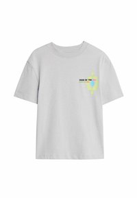 Lys grå bomulds T-shirt med rund halsudskæring, korte ærmer og et farverigt grafisk motiv på venstre bryst, der viser geometriske former.