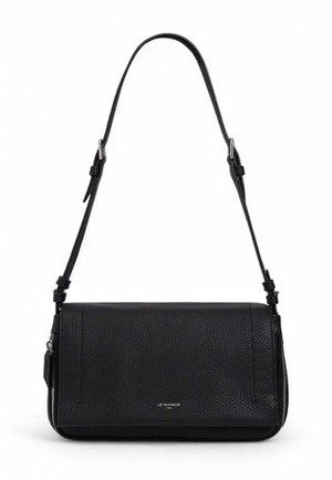 Borsa a tracolla in pelle nera con texture granulosa, forma rettangolare, tracolla regolabile e dettaglio con zip in argento. Logo al centro sul davanti.