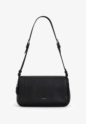 Borsa a tracolla in pelle nera con texture granulosa, forma rettangolare, tracolla regolabile e dettaglio con zip in argento. Logo al centro sul davanti.