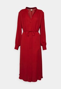 Rotes Kleid mit langen Ärmeln, V-Ausschnitt, Taillengürtel, glattem Stoff, fließender Silhouette und gewelltem Saum. Geeignet für verschiedene Anlässe.