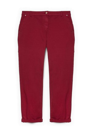 Rote, gerade geschnittene Hose mit umgeschlagenen Säumen, Gürtelschlaufen, vorderem Knopf, Reißverschluss und Seitentaschen auf weißem Hintergrund.