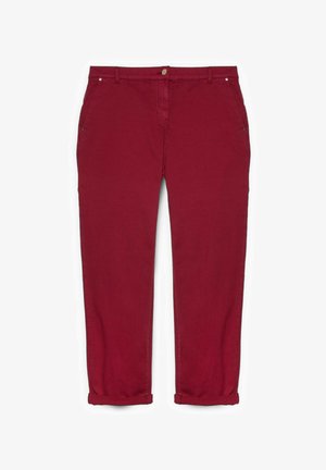 Czerwone spodnie o prostych nogawkach z mankietami, szlufkami na pasek, przednim guzikiem, zamkiem błyskawicznym i bocznymi kieszeniami na białym tle.