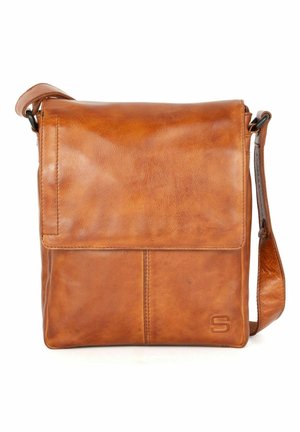 Sac bandoulière en cuir marron avec fermeture à rabat, détail de couture verticale et logo "S" embossé dans le coin inférieur droit.