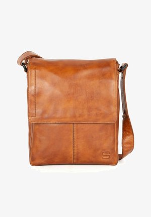 Sac bandoulière en cuir marron avec fermeture à rabat, détail de couture verticale et logo "S" embossé dans le coin inférieur droit.