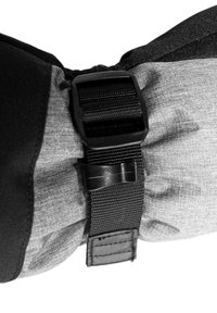 Die schwarze und graue Tasche besteht aus einem strapazierfähigen, strukturierten Stoff und ist mit verstellbarem schwarzem Gurtband sowie einem stabilen Kunststoffverschluss für sicheren Halt ausgestattet.