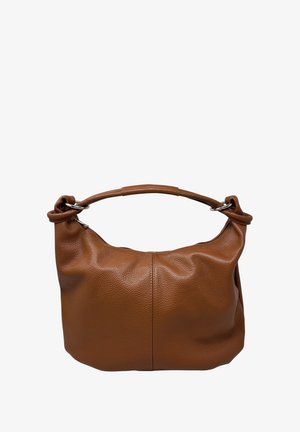 Ruskea nahkainen käsilaukku, jossa on yksi paksu kahva, joka on pujotettu hopeisiin renkaisiin. Laukussa on hieman teksturoitu pinta ja se on epämuodollinen suorakulmainen muoto.